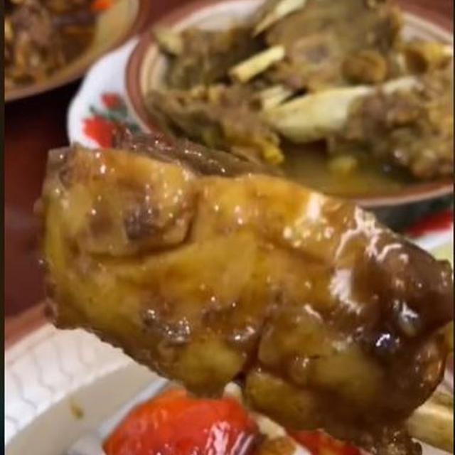 Atraksi Unik Warung Sate,Lempar Wajan Usai Masak Tongseng dan Tengkleng