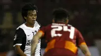 Kurniawan Karman (13/putih), salah satu andalan pilar belakang PSM Makassar di Piala Presiden 2015. (Bola.com/Ahmad Latando)
