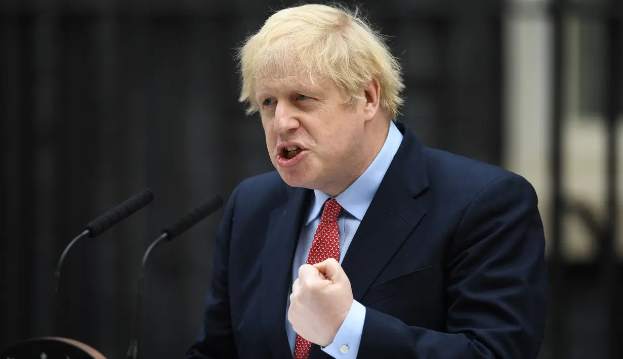 PM Inggris, Boris Johnson memberikan pernyataan pada hari pertamanya kembali bekerja setelah pulih dari virus Corona di Downing Street, London, Senin (27/4/2020). Ini menjadi kemunculan pertama PM Johnson di depan publik setelah hampir sebulan terinfeksi COVID-19.  (DANIEL LEAL-OLIVAS/AFP)