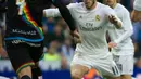 Penyerang Real Madrid, Gareth Bale berusaha melewati pemain Rayo Vallecano pada lanjutan liga Spanyol di Santiago Bernabeu (20/12). Real Madrid menang telak atas Rayo Vallecano dengan skor 10-2. (AFP/curto DE LA TORRE)