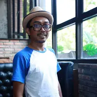 Pelawak Ence Bagus, memerankan karakter bernama Mujur dalam film 'Surat Cinta Kartini'. Mujur merupakan teman Sawardi (Chico Jerikho) tukang pos yang akrab dengan Raden Ajeng Kartini (Rania Putri Sari). (Deki Prayoga/Bintang.com)