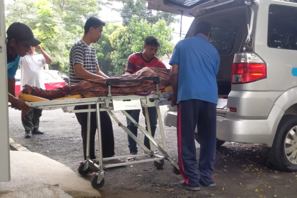 Jasad RZ, korban tawuran di Bandar Lampung saat akan dibawa ke rumah duka. Foto : (Humas Polresta Bandar Lampung)