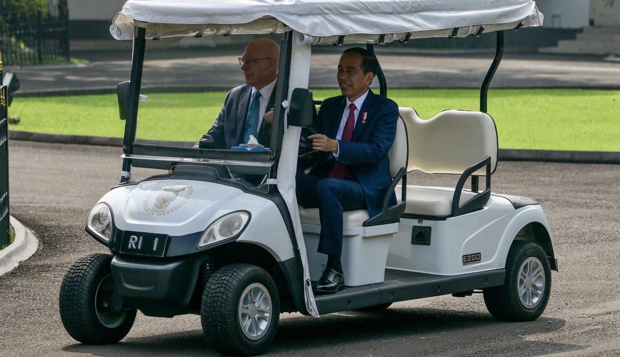 Presiden Joko Widodo (kanan) bersama Gubernur Jenderal Australia David Hurley usai berkeliling Kebun Raya Bogor saat kunjungan kenegaraan di Istana Bogor, Jawa Barat, Jumat (17/5/2024). (BAY ISMOYO / AFP)