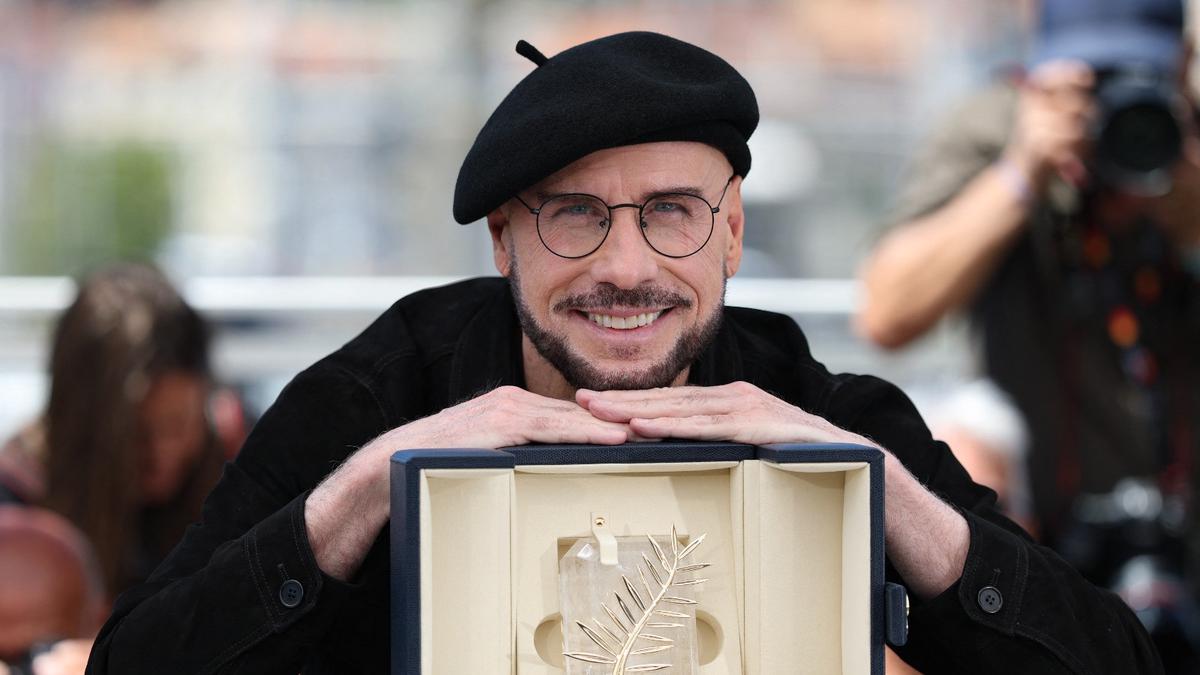 Alasan John Travolta Kenakan Topi Baret di Cannes 2026