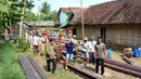 Para warga antusias bergotong royong mengerjakan pembangunan "Jembatan Asa SCTV" desa Jayasari, Kecamatan Cimarga, Kabupaten Lebak Banten, Minggu (3/5/2015). Program kemanusiaan tersebut dalam rangka memperingati ulang tahun SCTV yang ke-25. (Dok. SCTV)