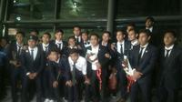 Timnas Indonesia U-22 tiba di Tanah Air usai tampil pada ajang SEA Games 2017 Kuala Lumpur, Malaysia. Timnas Indonesia U-22 meraih medali perunggu sepak bola. (Liputan6.com/Pramita Tristiawati)