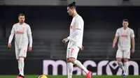 Striker Juventus, Cristiano Ronaldo, tampak kecewa usai ditaklukkan Hellas Verona pada laga Serie A di Stadion Marc'Antonio Bentegodi, Sabtu (8/2/2020). Juventus kalah 1-2 dari Hellas Verona. (AFP/Marco Bertorello)