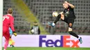 Pemain Manchester United (MU) Scott McTominay berusaha mencetak gol ke gawang LASK Linz pada leg pertama babak 16 besar Liga Europa di Linz, Austria, Kamis (12/3/2020). MU menang 5-0. (JOE KLAMAR/AFP)