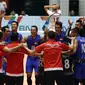 Pemain Timnas voli putra Indonesia merayakan kemenangan atas Iran di Perempat Final Kejuaraan Voli Asia 2017 di GOR Tri Dharma, Gresik, Minggu (30/7). Indonesia menang 3-2 (18-25, 18-25, 25-23, 25-24, 15-11). (Liputan6.com/Helmi Fithriansyah)