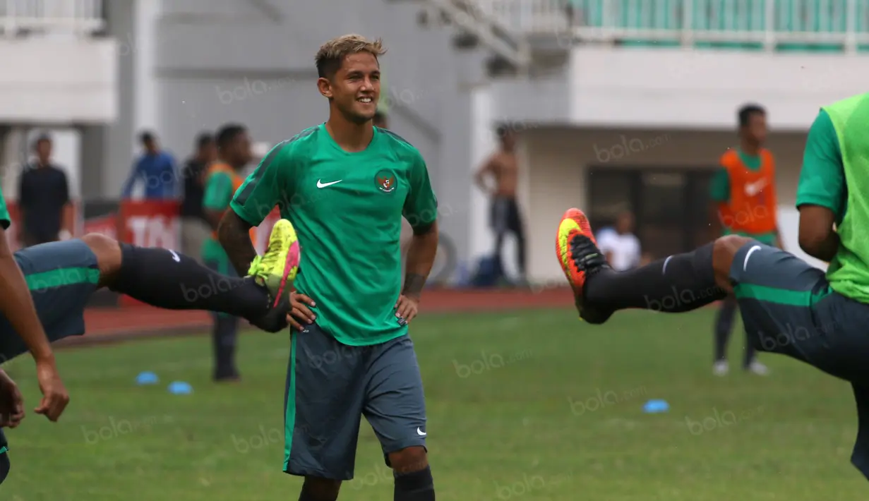 Irfan Bachdim santai mengikuti seleksi tahap ke-2  Timnas Indonesia di Stadion Pakansari, Bogor, Selasa (16/8/2016). (Bola.com/Nicklas Hanoatubun)