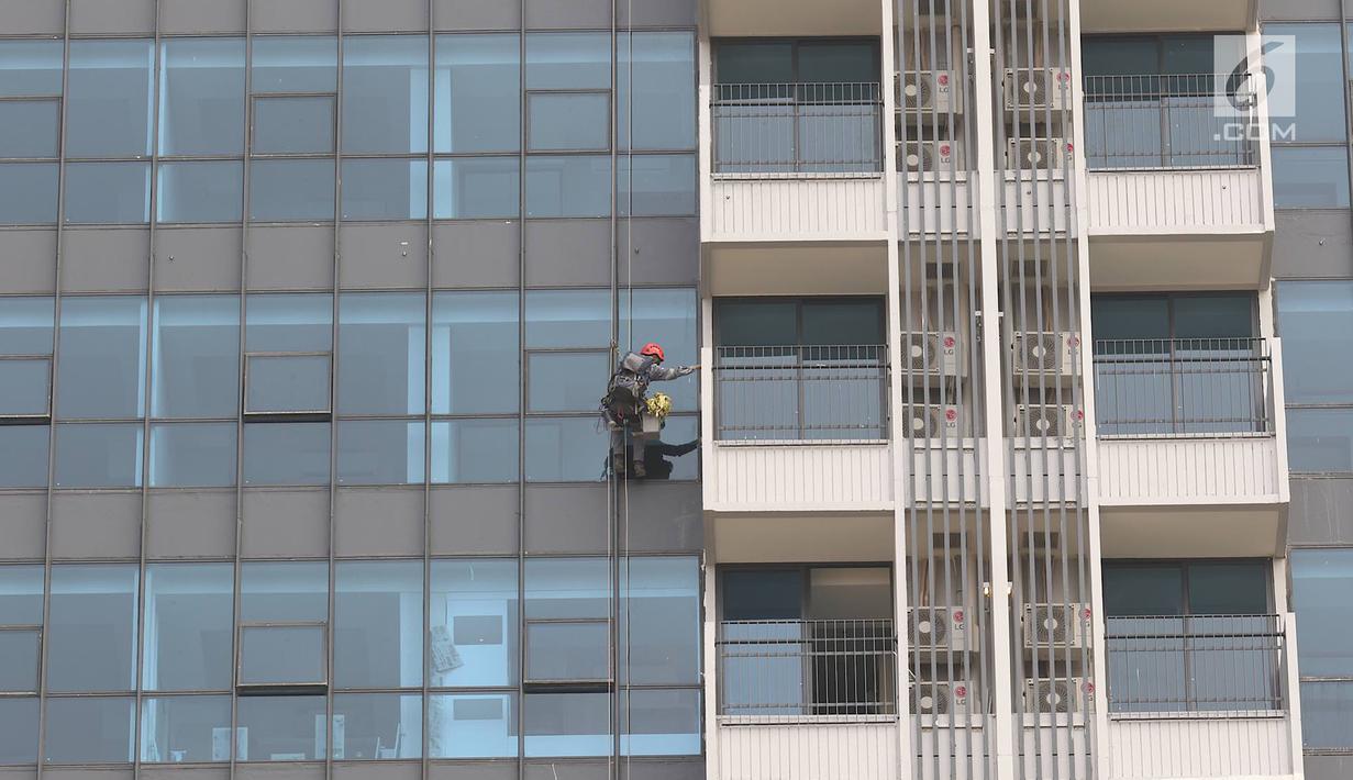Pekerja membersihkan kaca gedung di Jakarta, Kamis (18/10). Kepesertaan BPJS Ketenagakerjaan tahun 2018 sebanyak 29,6 juta peserta aktif, atau tumbuh 12,9% dari jumlah peserta aktif tahun 2017 sebanyak 26,2 juta peserta. (Liputan6.com/Immanuel Antonius)