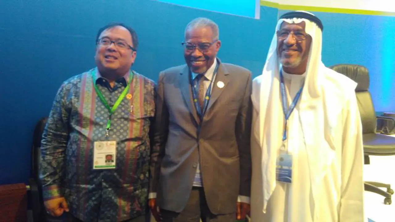 Menteri Keuangan Bambang Brodjonegoro (kiri) bersama Presiden IDB Grup Ahmad Mohamed Ali (tengah). 