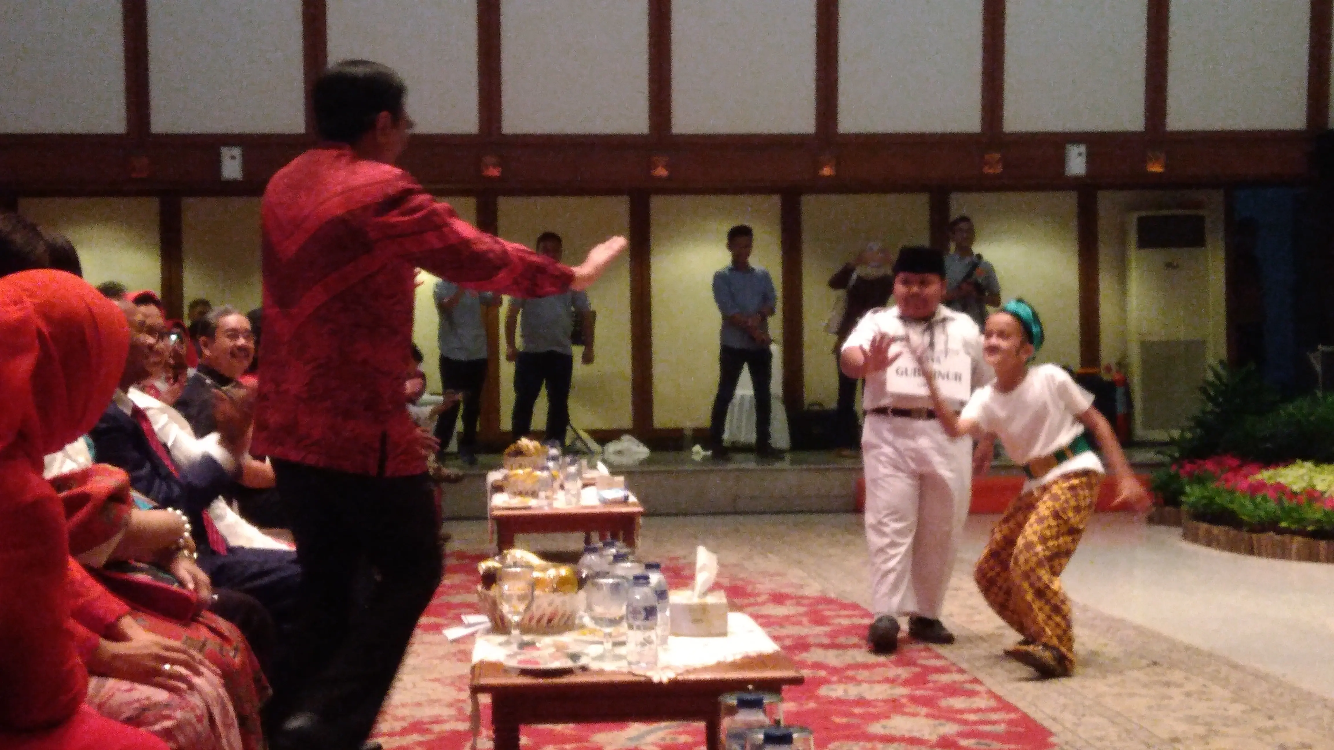Gubernur DKI Jakarta Djarot Saiful Hidayat joget bersama anak-anak RPTRA (Liputan6.com/ Ahmad Romadoni)