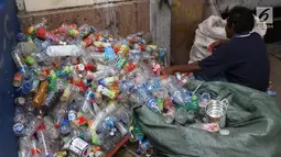 Pemulung membersihkan botol-botol plastik yang diambil dari tumpukan sampah di Pintu Air Manggarai, Jakarta, Jumat (26/4). Selanjutnya, botol-botol plastik bekas minuman kemasan ini akan dijual ke pengepul. (Liputan6.com/Helmi Fithriansyah)