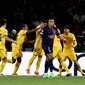 Pemain Barcelona merayakan gol di depan pemain Paris Saint-Germain, Kylian Mbappe, pada laga leg pertama perempat final Liga Champions di Stadion Parc des Princes, Kamis (11/4/2024). Berkat kemenangan ini, Barcelona punya modal apik untuk memainkan leg kedua di kandang mereka pada pekan depan. (AFP/Anne-Christine Poujoulat)