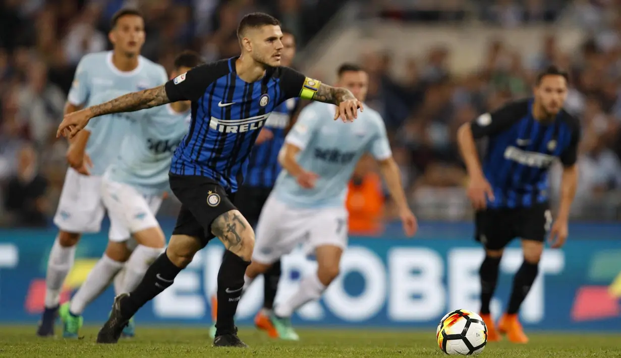 Striker Inter Milan, Mauro Icardi, berusaha melakukan tendangan penalti saat melawan Lazio pada laga Serie A Italia di Stadion Olimpico, Roma, Minggu (20/5/2018). Lazio kalah 2-3 dari Inter. (AP/Giuseppe Lami)