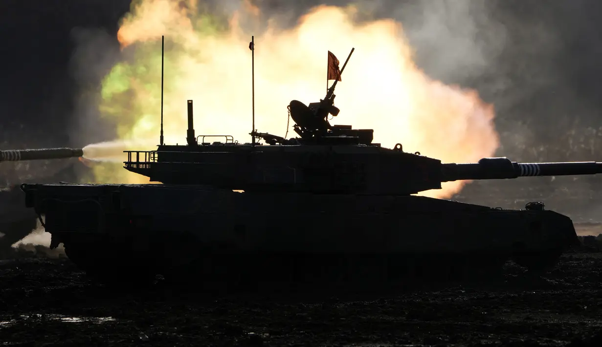 Tank Angkatan Darat Bela Diri Jepang Type 90 berpartisipasi dalam latihan tahunan di Minami Eniwa Camp, Eniwa, Pulau Hokkaido, Jepang, 6 Desember 2021. Negara dengan kekuatan militer tidak terlalu disorot dunia ini justru terus membangun kekuatan militer. (AP Photo/Eugene Hoshiko)