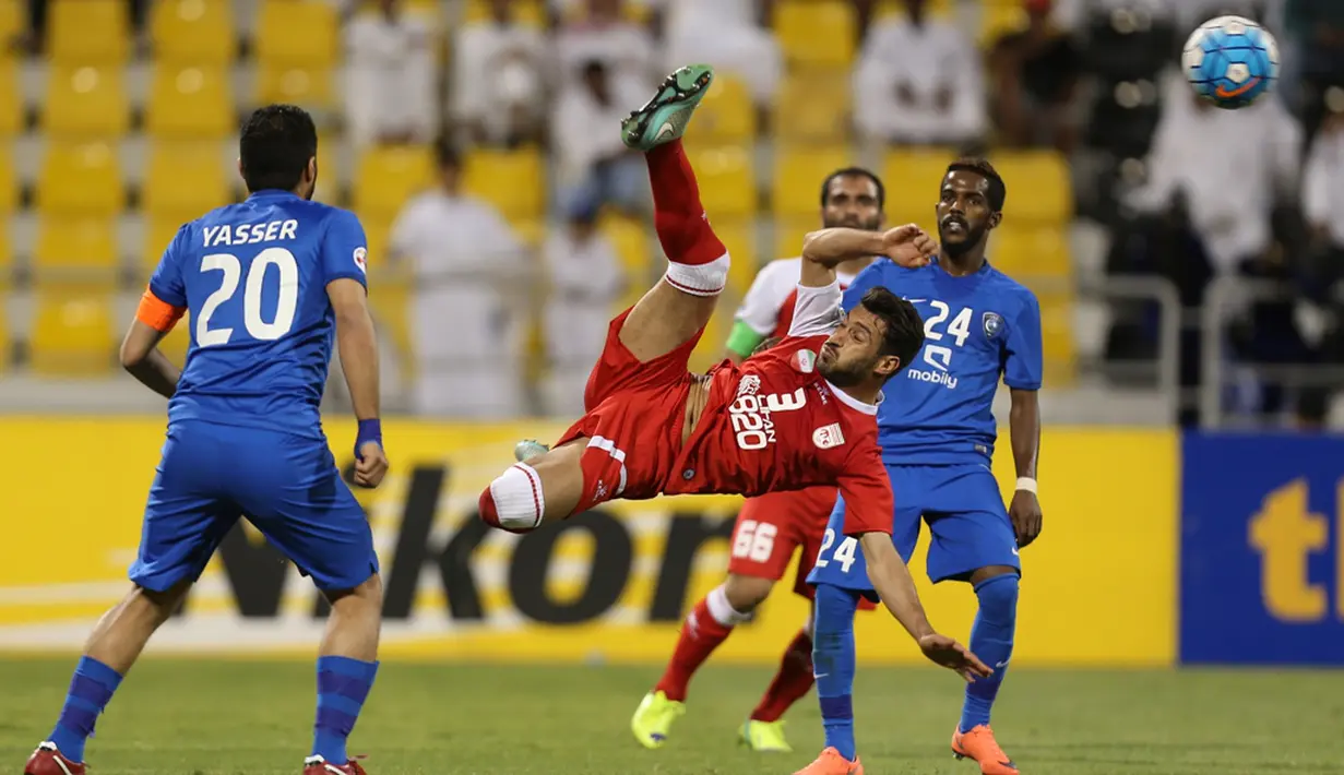 Pemain Tractorsazi, Shojae Khalilzadeh, melakukan tendangan salto ke arah gawang Al-Hilal dalam laga Grup C Liga Champions Asia di Stadion Qatar Sports Club, Doha, Qatar, (19/4/2016). (AFP/Karim Jaafar)