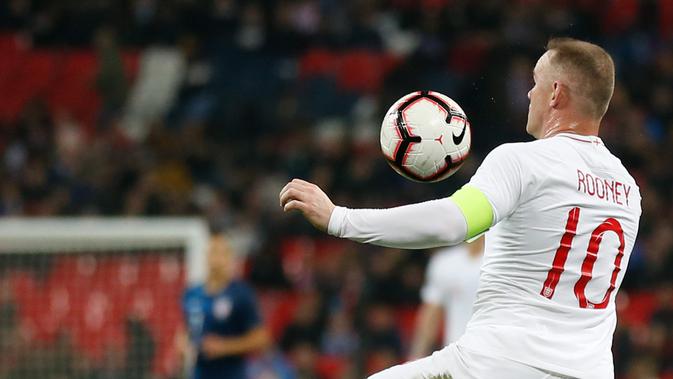 Striker Inggris, Wayne Rooney berusaha mengontrol bola selama pertandingan melawan Amerika Serikat (AS) di Stadion Wembley, Inggris (16/11). Rooney baru masuk di menit ke-58 menggantikan Jesse Lingard. (AFP Photo/Ian Kington)