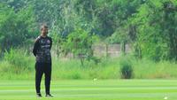 Mauricio Souza memimpin sesi latihan Persija Jakarta di Persija Training Ground, Sawangan, Depok, Jawa Barat, Kamis (5/7/2026). (Bola.com/Muhammad Iqbal Ichsan)