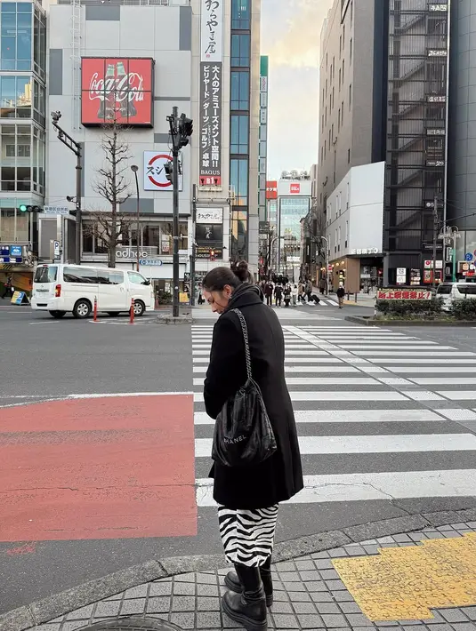 Sementara Baby Kyarra jadi bayi sapi, Jessica Mila justru jadi mama zebra dengan rok animal print [@jscmila]