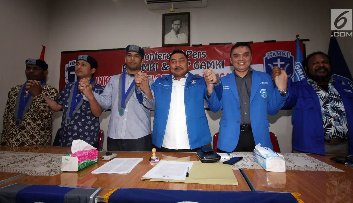 Pengurus GAMKI berpose bersama usai memberikan keterangan pers terkait hari lahir Pancasila, Jakarta, Rabu (30/5). GMKI mendukung dan menjaga empat konsensus Pancasila, UUD 45, NKRI dan Bhineka Tunggal Ika. (Liputan6.com/Johan Tallo)
