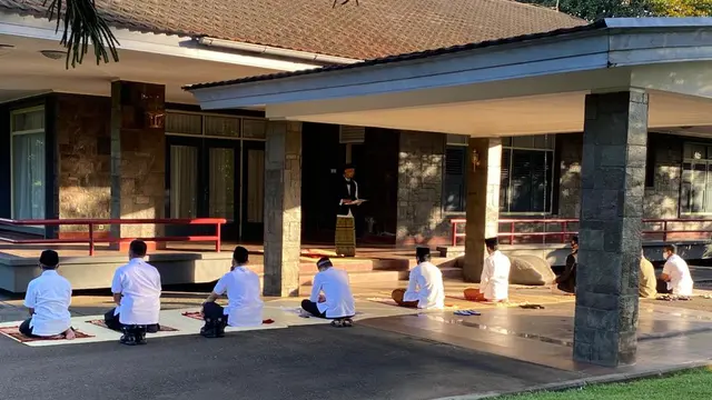 Suasana salat Idul Adha Presiden Jokowi dan keluarga di halaman Wisma Bayurini