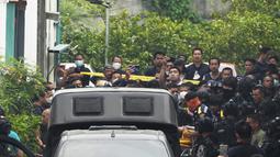 Seorang perwira polisi senior, sebagian terlihat di tengah kanan dengan tandu, dibawa ke ambulans di Bangkok, Thailand, Rabu, 15 Maret 2023. (AP Photo/Sakchai Lalit)