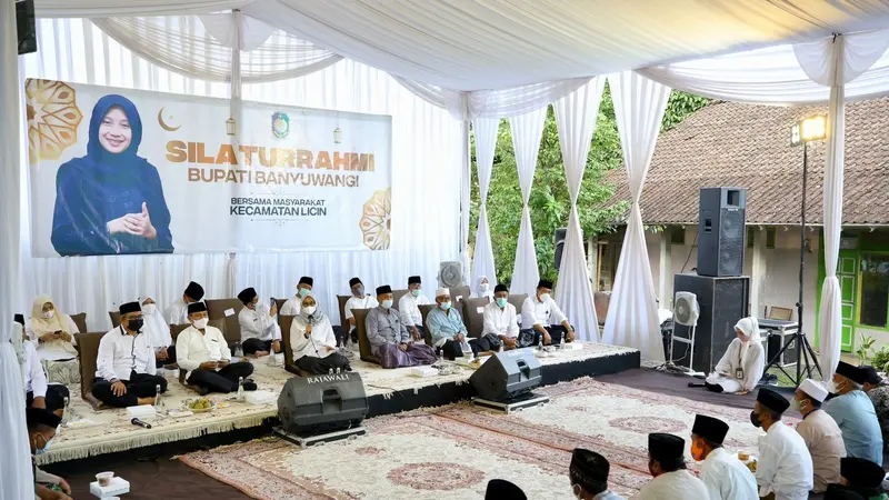 Bupati Banyuwangi Ipuk Fiestiadani (Tengah)lakukan dialog dengan masyarakat Desa Licin. (Istimewa)