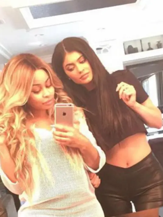 Kylie Jenner dan Khloe Kardashian tak lupa memberikan ucapan selamat atas kehamilan Blac Chyna. (viainstagram@kyliejenner/Bintang.com)