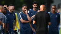 Para pemain Inter Milan mendengarkan intruksi pelatih Luciano Spalletti selama sesi latihan di Appiano Gentile, utara Milan (17/9). Inter akan bertanding melawan wakil Inggris Tottenham Hotspur pada grup B Liga Champions. (AFP Photo/Miguel Medina)