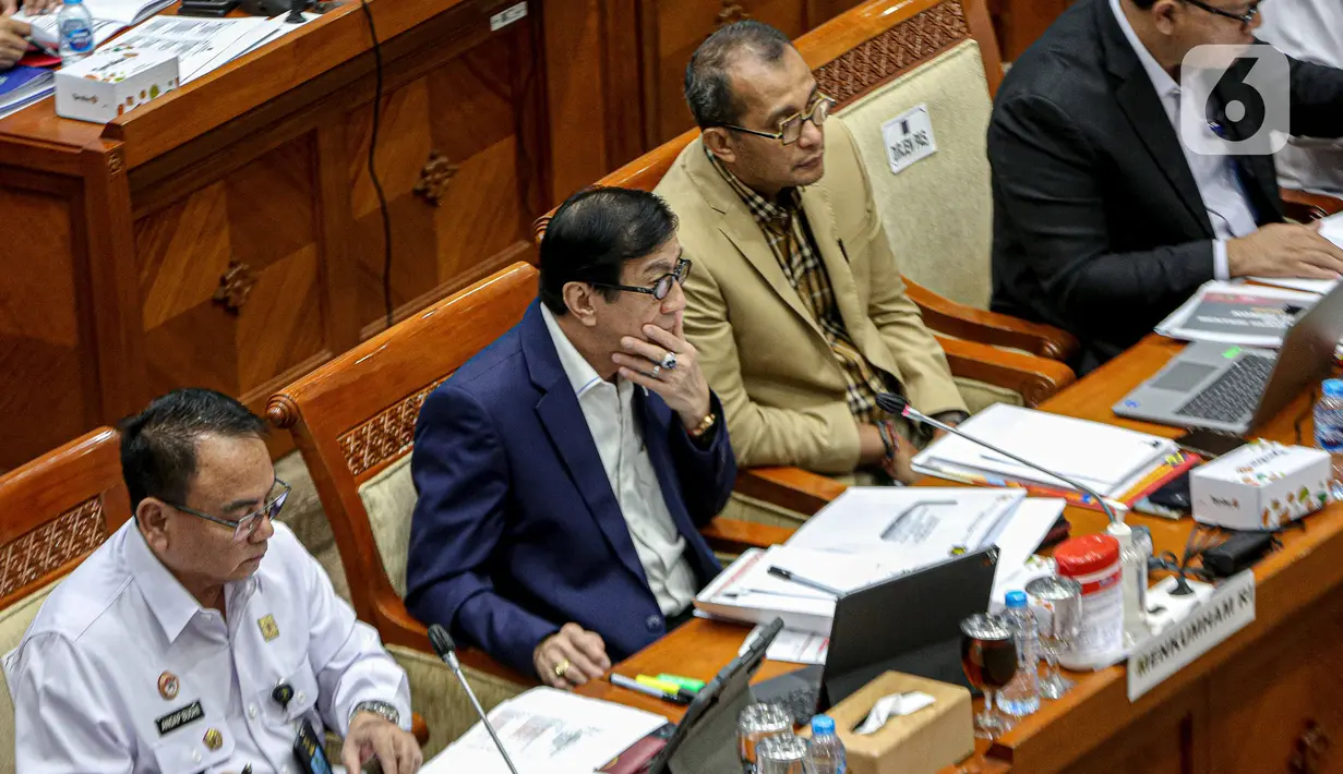 Menteri Hukum dan HAM Yasonna Laoly (tengah) mengikuti rapat kerja dengan Komisi III DPR di Kompleks Parlemen, Senayan, Jakarta, Rabu (31/5/2023). Rapat kerja ini membahas Rencana Kerja dan Anggaran (RKA-K/L) Tahun 2024. (Liputan6.com/Faizal Fanani)