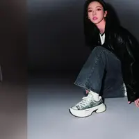 Intip gaya Karina aespa yang bold dan edgy dengan platform shoes (Converse)
