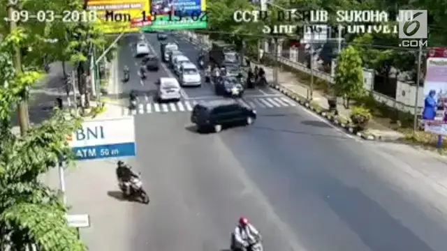 Beredar rekaman CCTV detik-detiks sebuah mobil melaju kencang tabrak pagar sekolah.