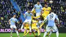 Gelandang Juventus, Douglas Costa duel udara dengan striker SPAL, Alberto Paloschi pada laga Serie A Italia di Stadion Paolo Mazza, Ferrara, Sabtu (17/3/2018). SPAL bermain imbang 0-0 dengan Juventus. (AFP/Miguel Medina)