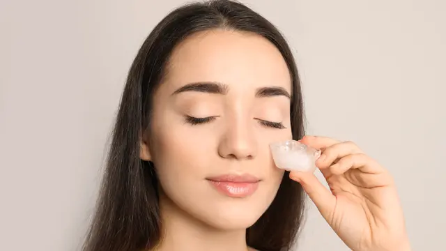 ilustrasi manfaat es batu/New Africa/shutterstock