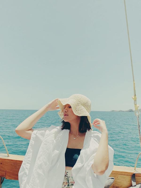 Banyak selebriti pun tidak melewatkan momen naik kapal saat berada di pulau komodo. Karena Labuan Bajo sendiri sudah menjadi destinasi wisata yang kerap dikunjungi selebriti Indonesia setahun belakangan ini. (Liputan6.com/IG/@salshabillaadr)