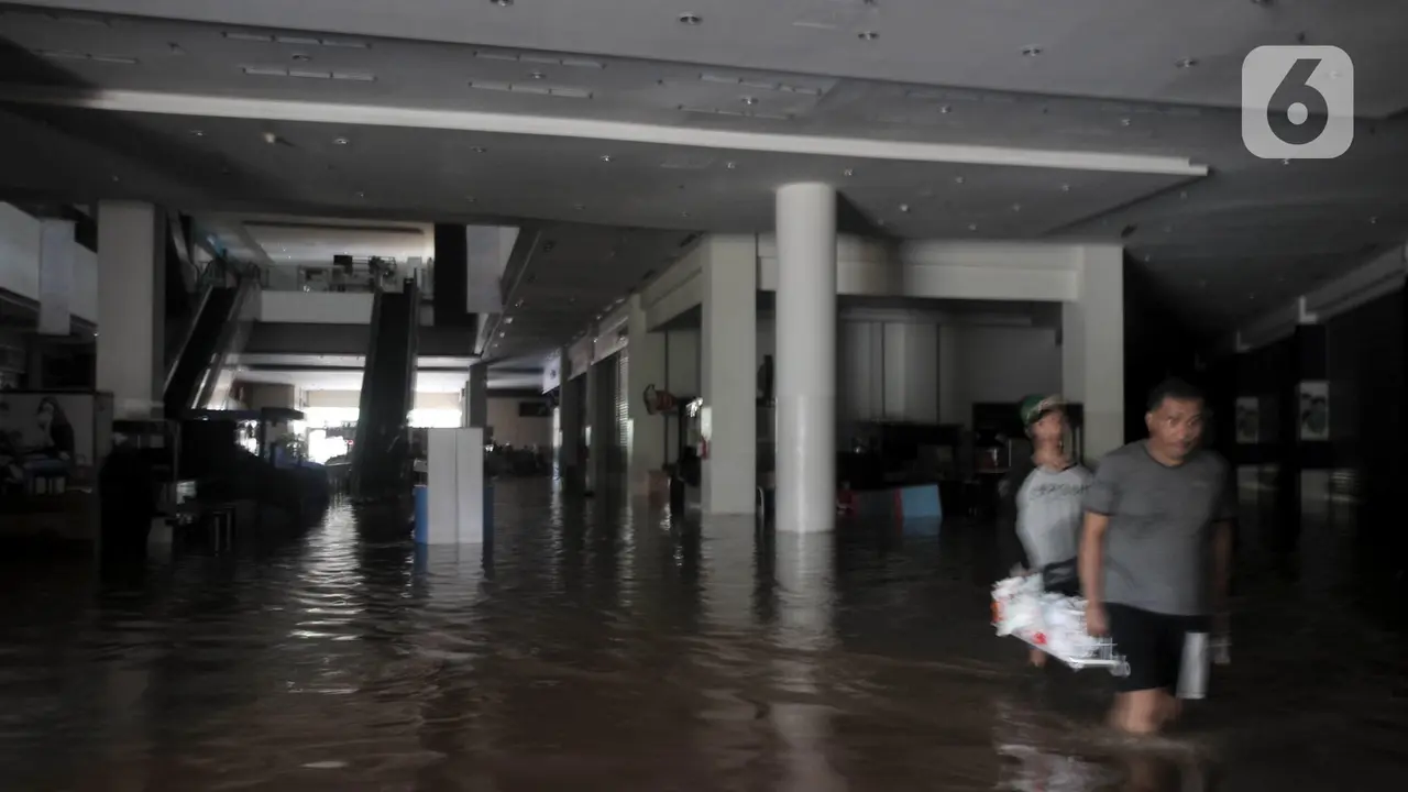 Banjir Jakarta Lumpuhkan Mall Cipinang Indah
