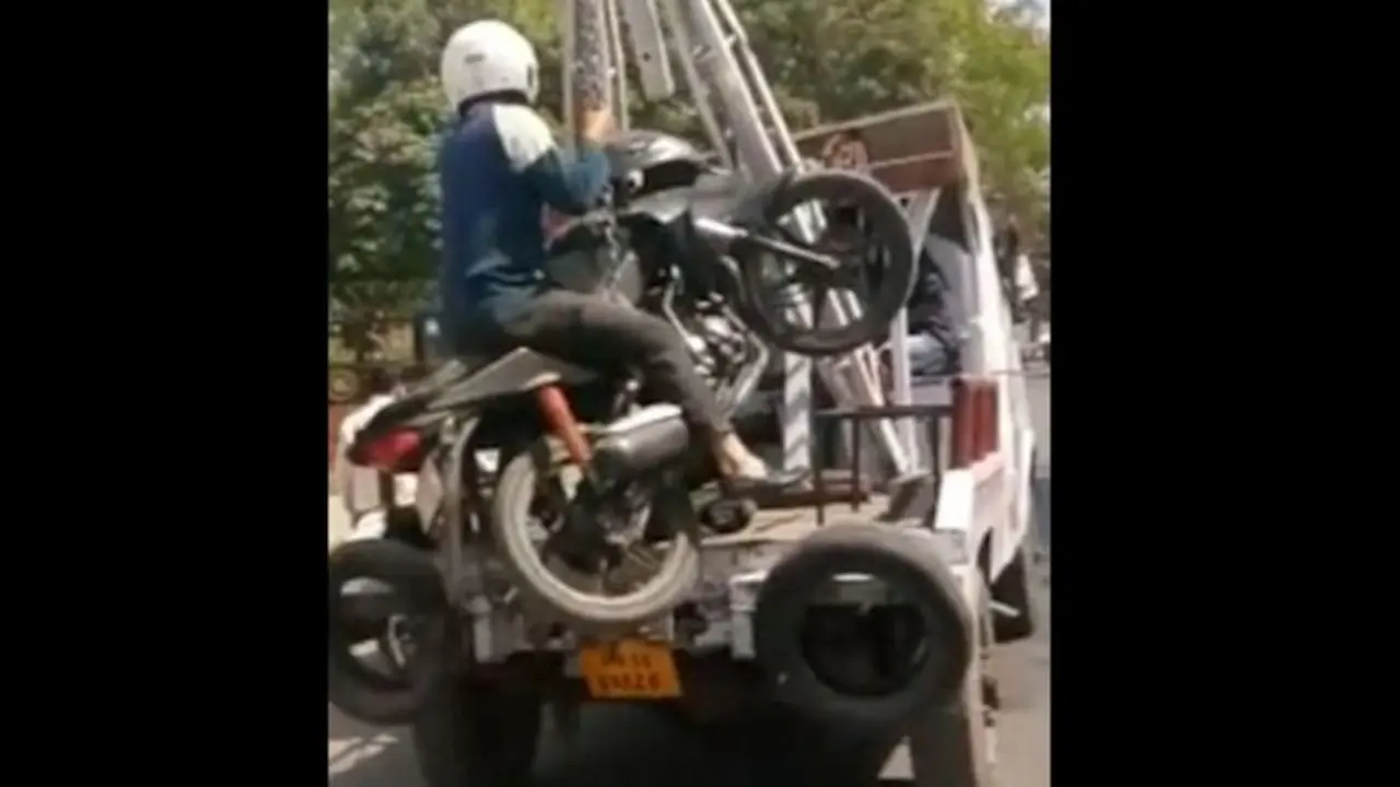 Pria Nekat Naik Motor 