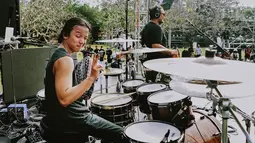 Ray Prasetya kerap memakai kaus tanpa lengan saat tampil bermain drum. Namun kali ini ia merasakan kedinginan. (Foto: Instagram/@rayprasetya22)