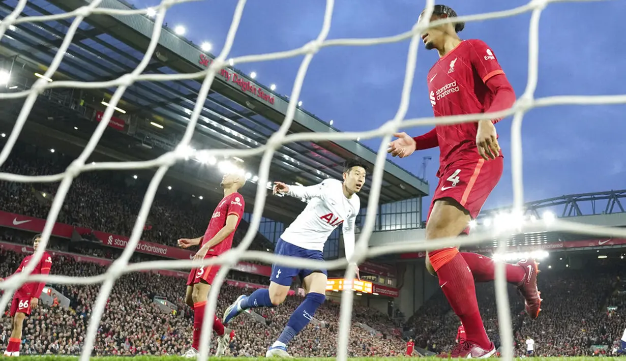 <p>Pemain Tottenham Hotspur Son Heung-min (kedua kanan) melakukan selebrasi usai mencetak gol ke gawang Liverpool pada pertandingan sepak bola Liga Inggris di Stadion Anfield, Liverpool, Inggris, 7 Mei 2022. Pertandingan berakhir imbang 1-1. (AP Photo/Jon Super)</p>