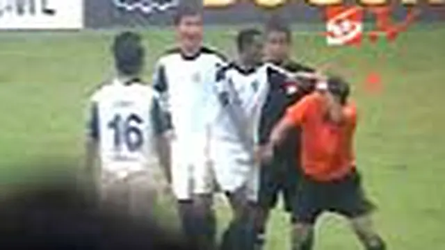 Dikartu Merah, Pemain Pukul Wasit