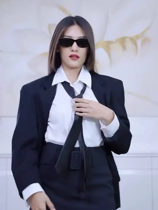 Anissa Aziza tampil keren (Instagram/anissaaziza)