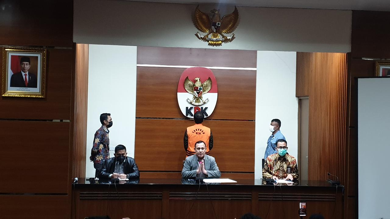 Komisi Pemberantasan Korupsi (KPK) menetapkan Wakil Ketua DPR Azis Syamsuddin sebagai tersangka kasus dugaan suap penanganan perkara di Pemerintahan Kabupaten Lampung Tengah (Pemkab Lamteng).
