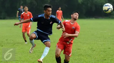 Salah satu pemain Persija berebut bola dengan tim Pra PON DKI Jaya saat uji coba di NYTC Sawangan, Depok, Selasa (8/12/2015). Laga ini persiapan jelang babak 8 besar Piala Jenderal Sudirman. (Liputan6.com/Helmi Fithriansyah)