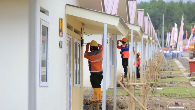 Petugas PLN memasang jaringan listrik di huntara Semeru. (Dian Kurniawan/Liputan6.com).