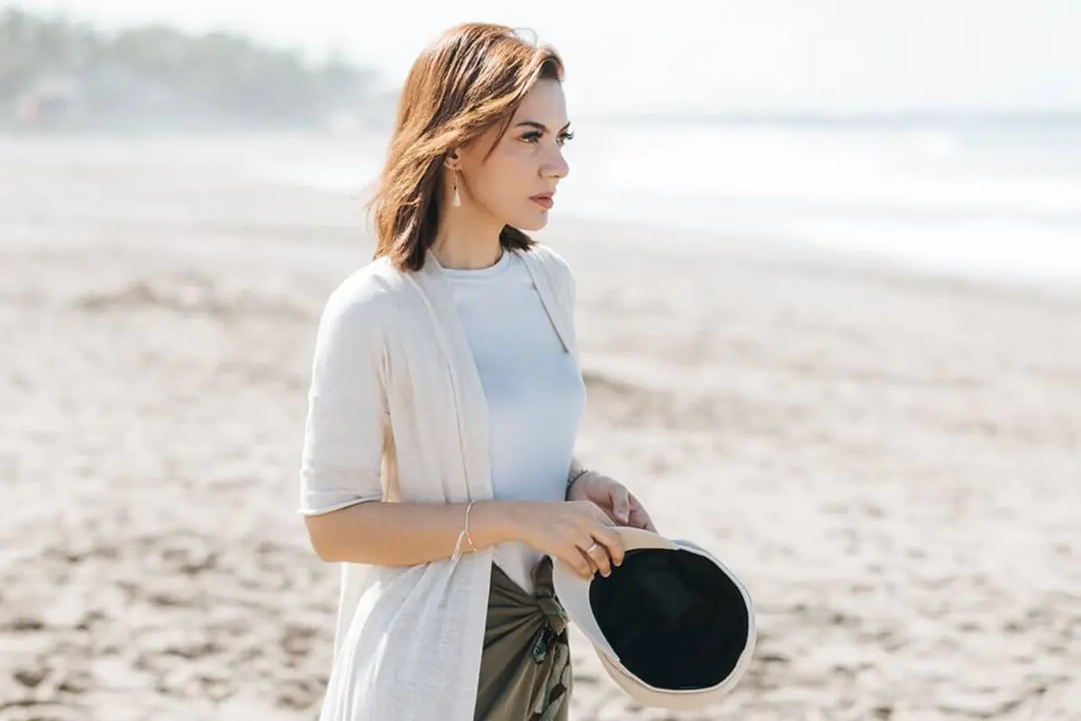 Potret Najwa Shihab Saat Berlibur di Pantai, Melepas Penat