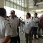 Menhub Budi Karya Cek E-Ticketing di Terminal Pulo Gebang (Liputan6.com/Maulandy Rizky Bayu Kencana)