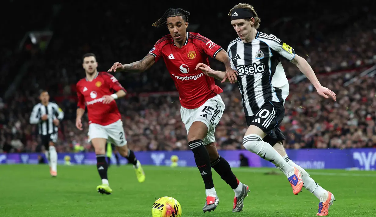 Kemenangan ini mengantar Setan Merah kembali menembus posisi lima besar klasemen Liga Inggris2025-2026. Tampak dalam foto, gelandang Inggris Newcastle United, Anthony Gordon (kanan) berebut bola dengan bek Prancis Manchester United, Leny Yoro (tengah) pada lanjutan Liga Primer Inggris di Stadion Old Trafford, pada 26 Desember 2025 waktu setempat atau Sabtu (27/12/2025) dini hari WIB. (Darren Staples/AFP)