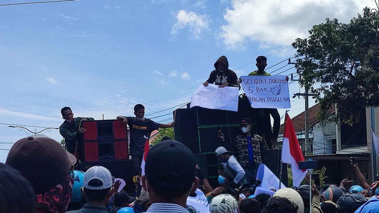 Demo mendesak usut dugaan korupsi rekayasa UKL-UPL yang menjadi syarat pengajuan dana Pemulihan Ekonomi Nasional (PEN)  di Dinas Lingkungan Hidup (DLH) Situbondo. (Dian Kurniawan/Liputan6.com)